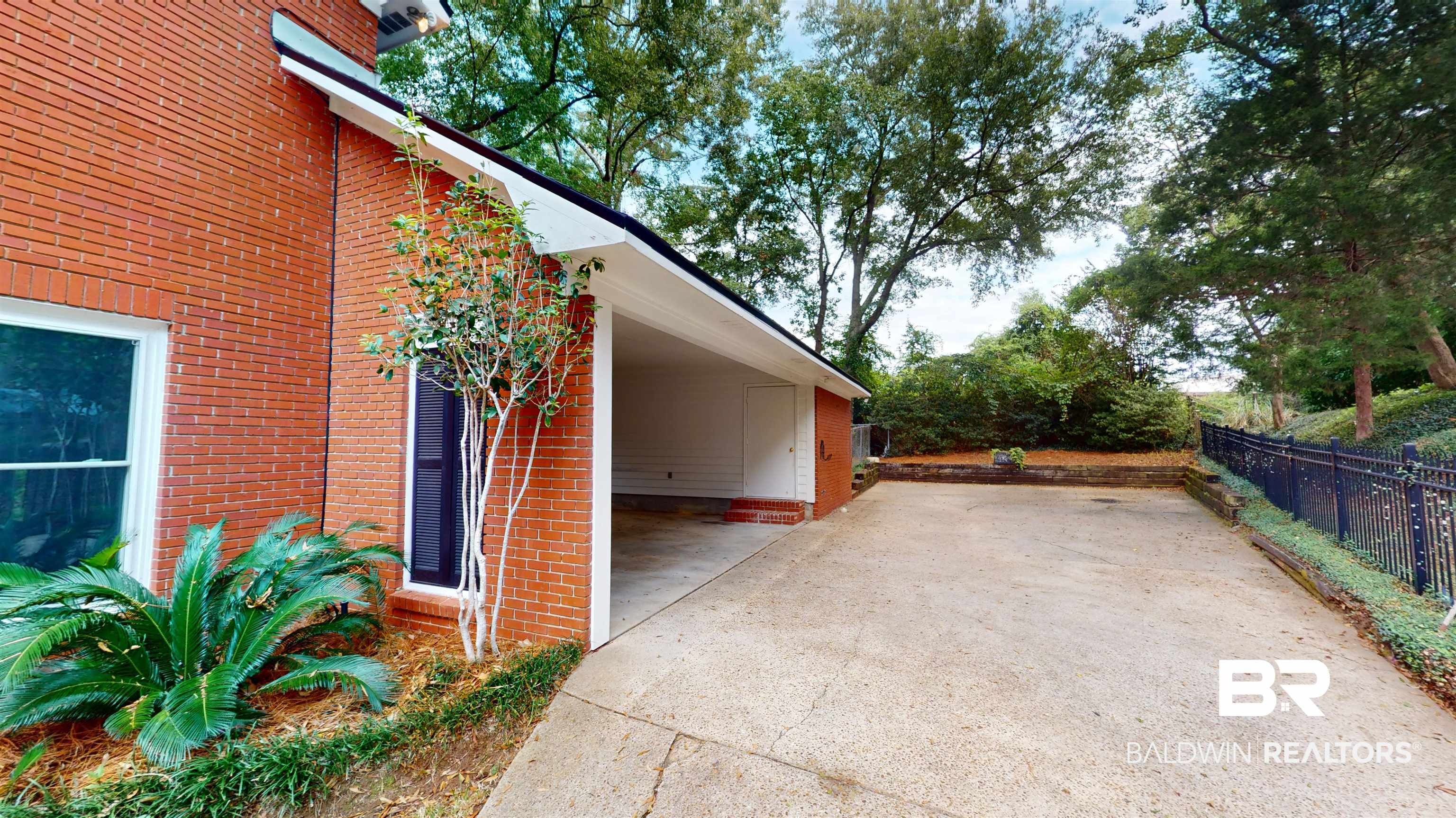 5700 North Regency Court Mobile, AL 36609 - Photo 22 of 24 Driveway