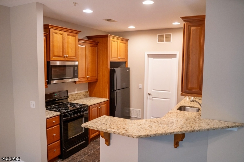804 River Place Butler, NJ 07405 - Photo 9 of 32