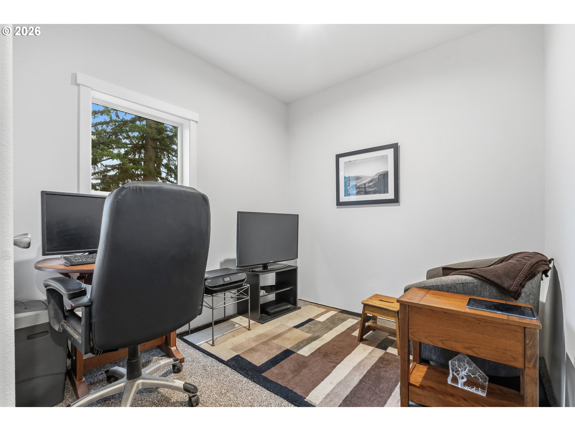 1390 Rockford Road Hood River, OR 97031 - Photo 9 of 14 a workspace with furniture and a window