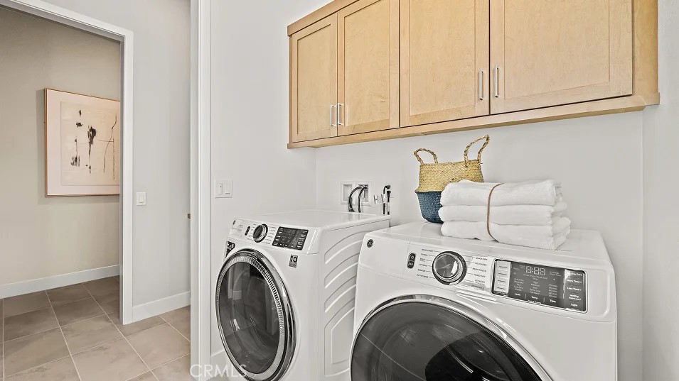 1355 Gavilan Ridge Rancho Mission Viejo, CA 92694 - Photo 16 of 26 a utility room with dryer and washer