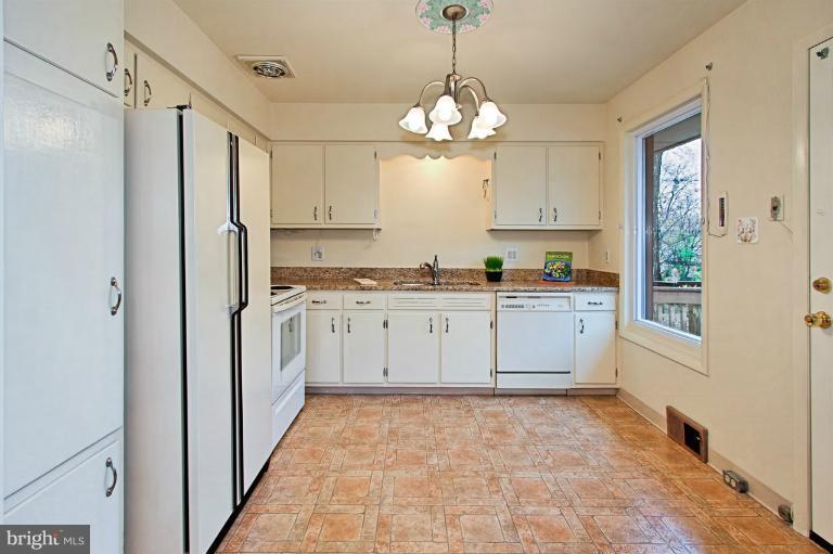 7502 Elgar Street Springfield, VA 22151 - Photo 15 of 30 Kitchen