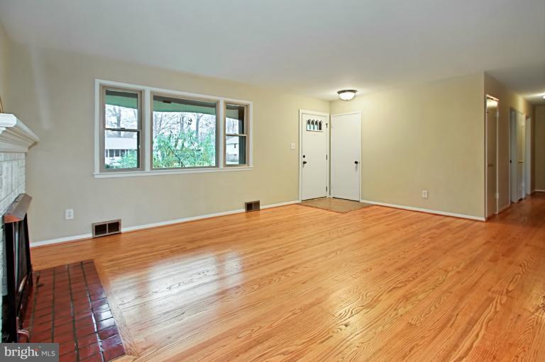 7502 Elgar Street Springfield, VA 22151 - Photo 18 of 30 Living Room