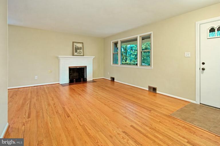 7502 Elgar Street Springfield, VA 22151 - Photo 4 of 30 Living Room
