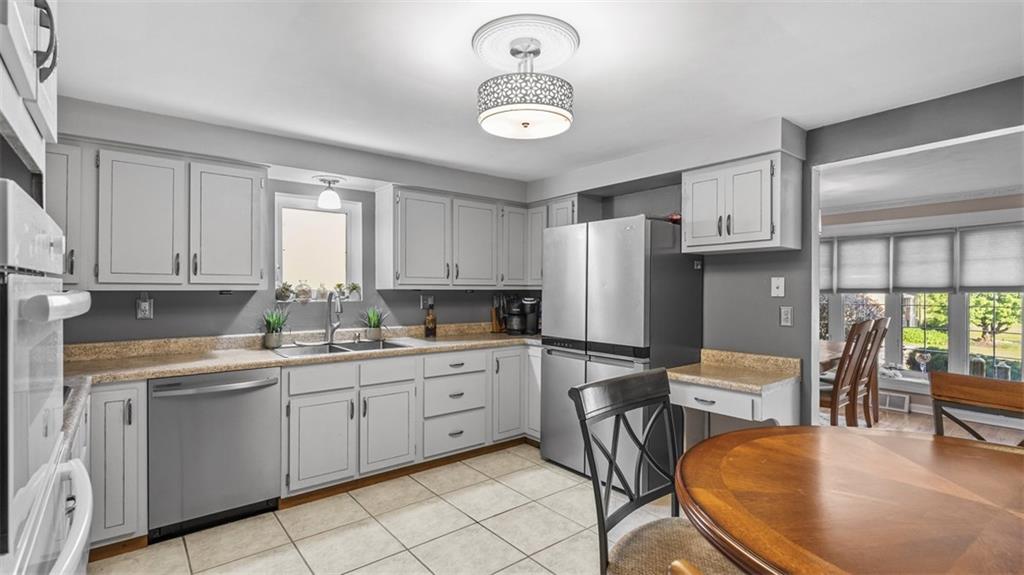 341 East McMurray Road Canonsburg, PA 15317 - Photo 7 of 33