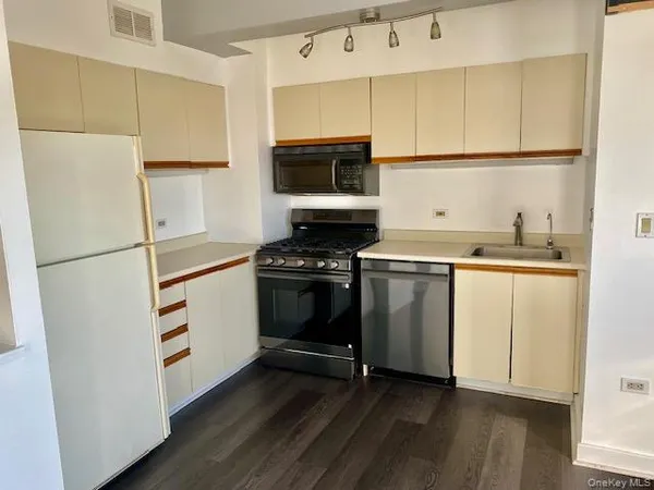 $3,000 | 1 Landmark Square, Unit 628, Port Chester, NY 10573