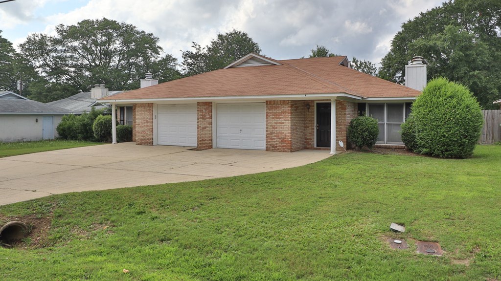 3613 Maryland Circle, Unit A Columbus, GA 31907 - Photo 4 of 28 a front view of a house with a garden
