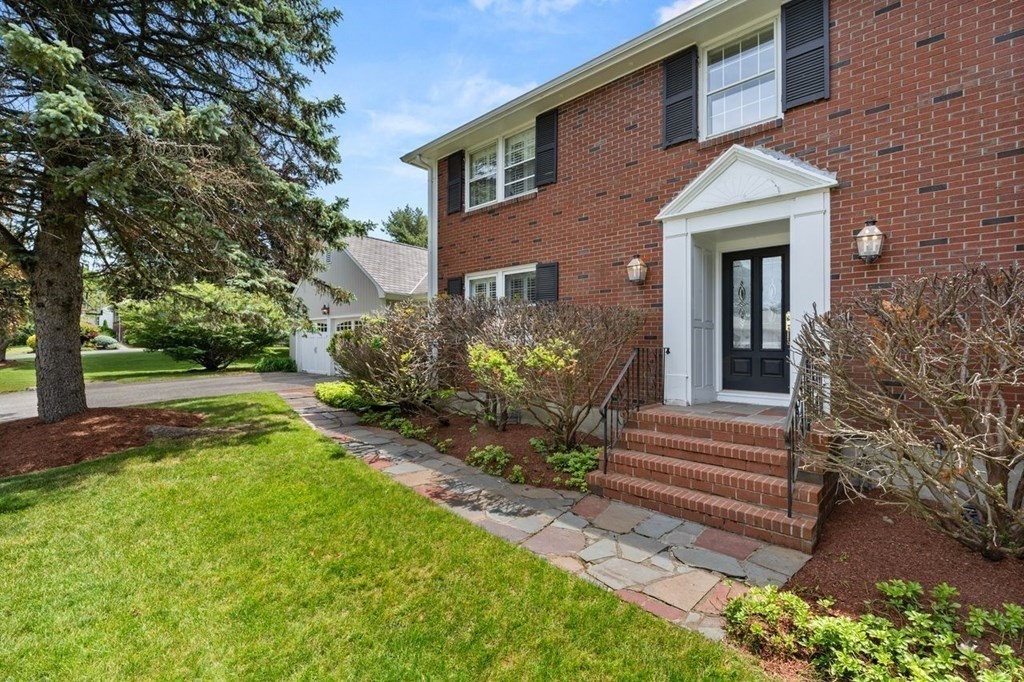 36 Mayflower Road Winchester, MA 01890 - Photo 4 of 41