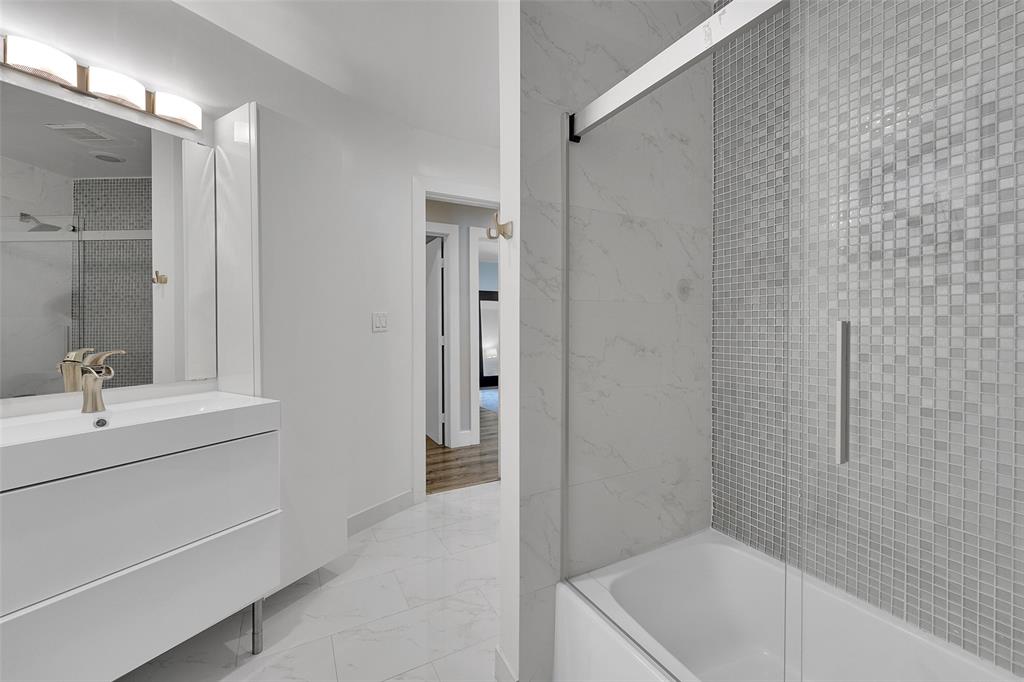 5351 Godfrey Road Parkland, FL 33067 - Photo 34 of 100 a bathroom with a tub a sink and a mirror