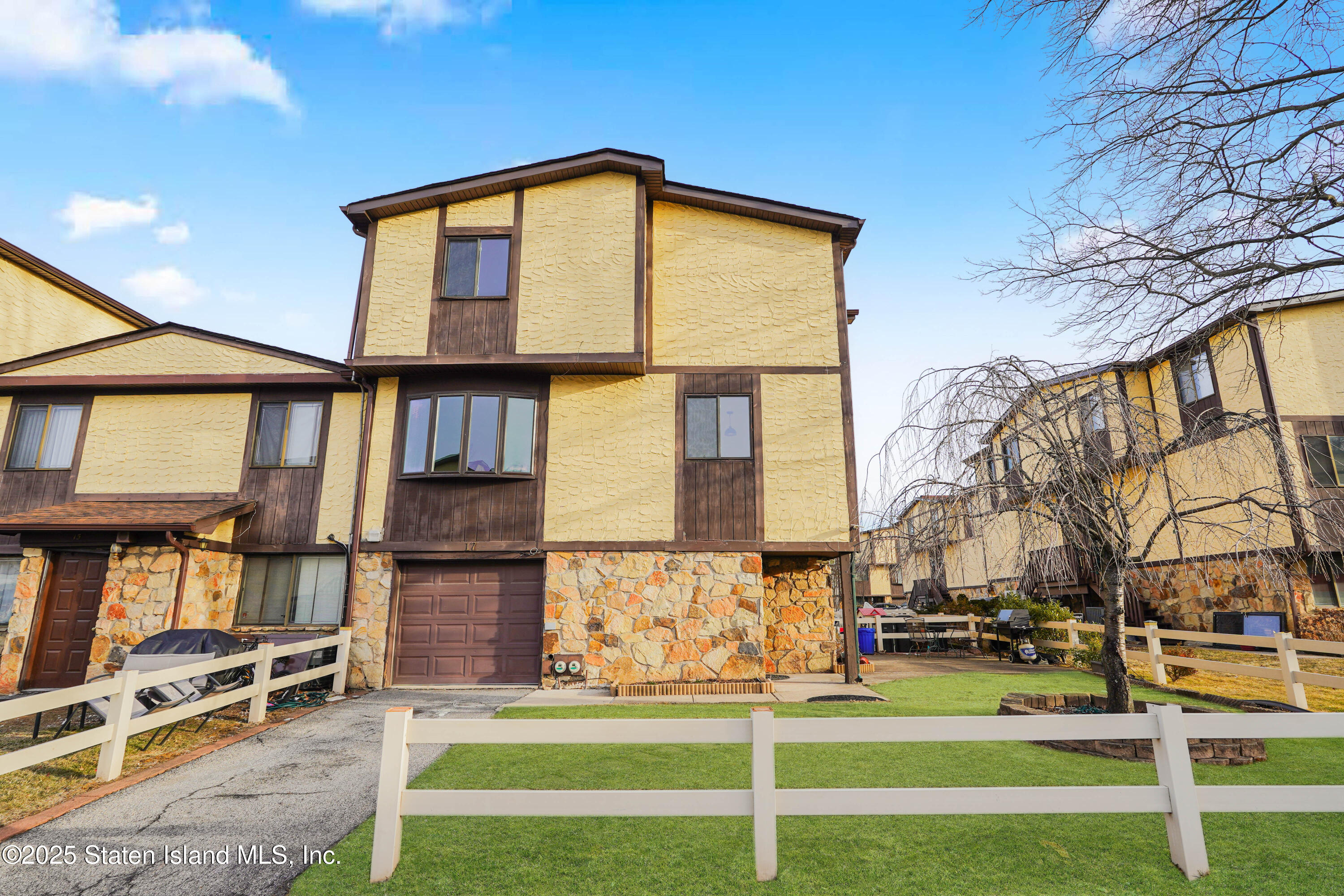 17 Parkview Loop Staten Island, NY 10314 - Photo 2 of 32 Photo Feb 19 2025, 8 09 10 PM