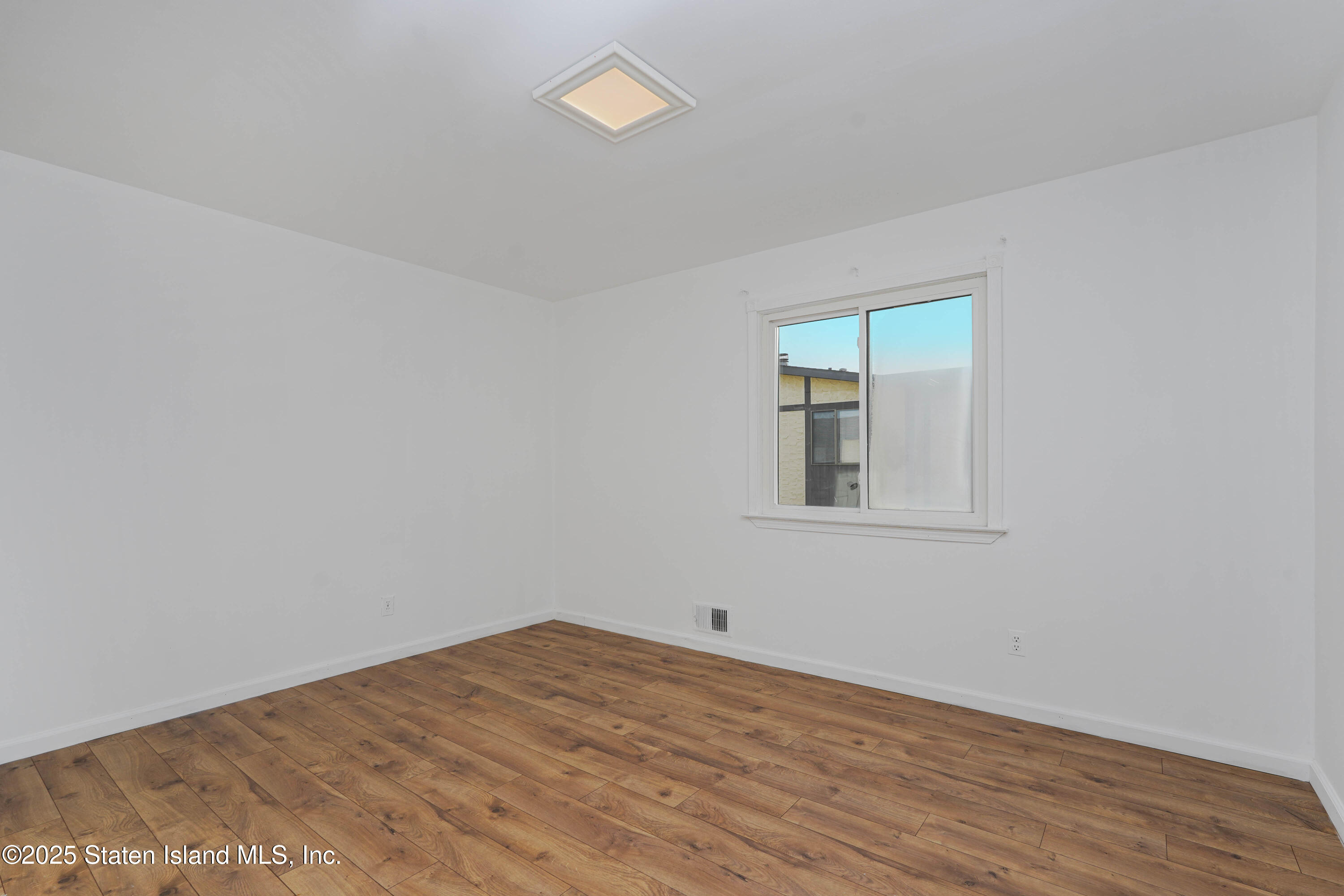 17 Parkview Loop Staten Island, NY 10314 - Photo 25 of 32 Photo Feb 19 2025, 8 14 13 PM