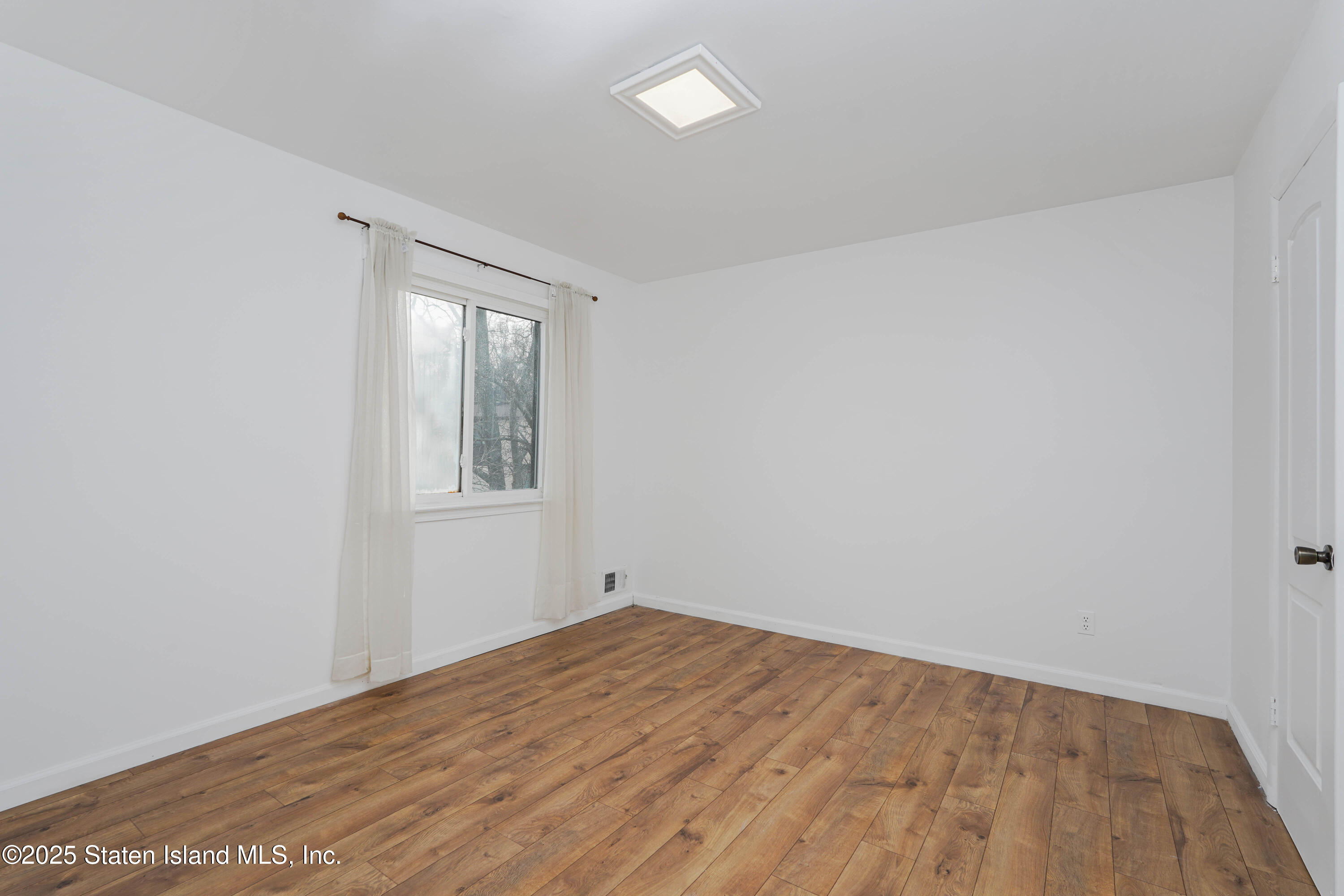 17 Parkview Loop Staten Island, NY 10314 - Photo 27 of 32 Photo Feb 19 2025, 8 14 39 PM