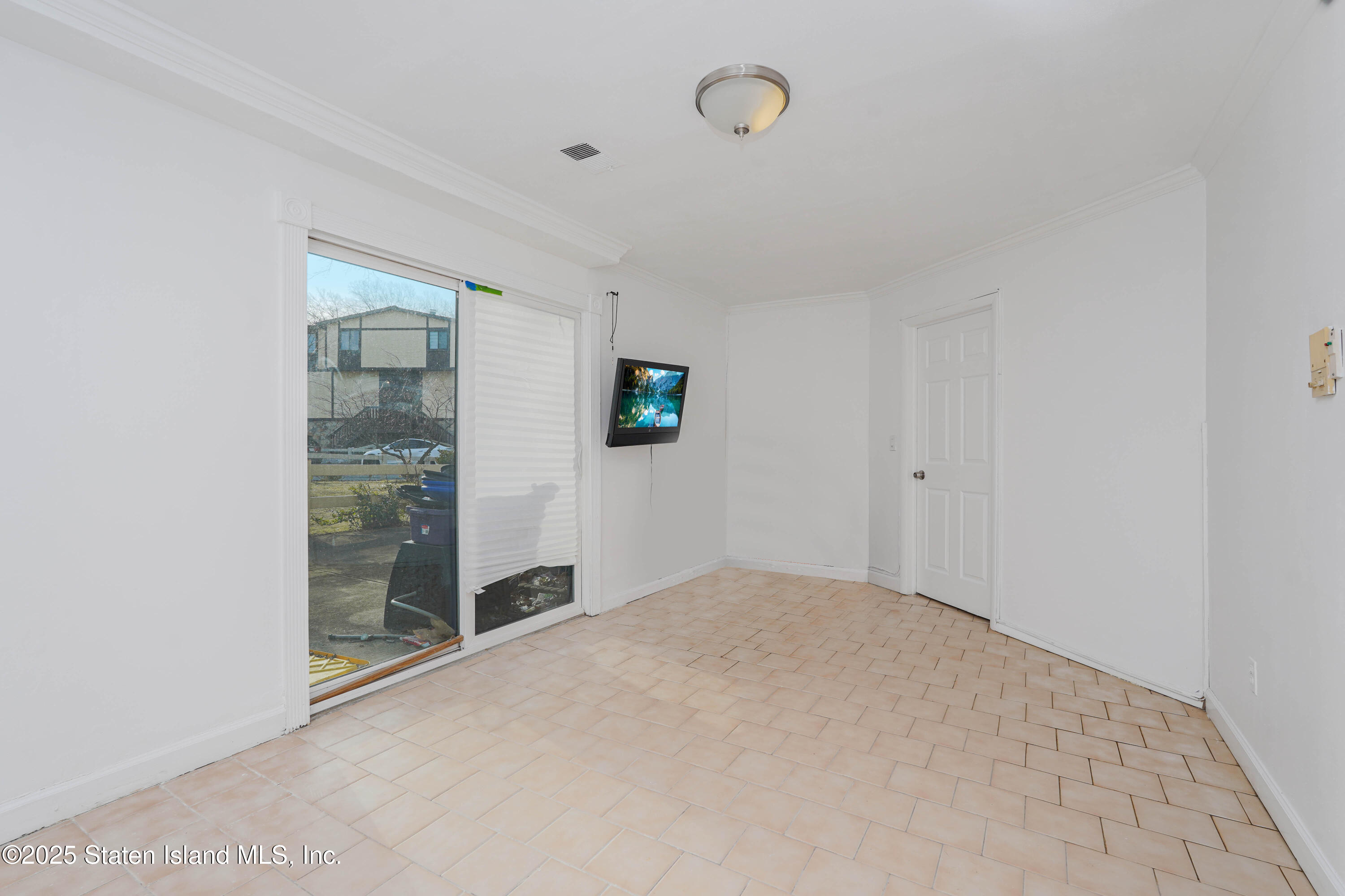 17 Parkview Loop Staten Island, NY 10314 - Photo 8 of 32 Photo Feb 19 2025, 8 10 39 PM