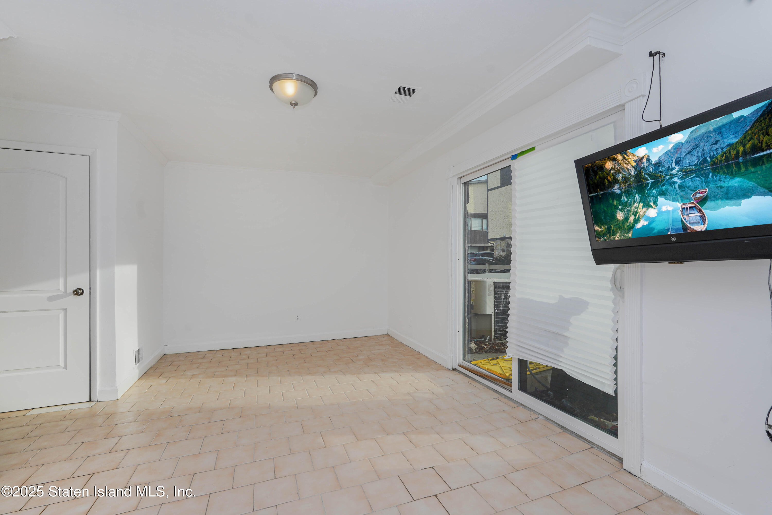 17 Parkview Loop Staten Island, NY 10314 - Photo 9 of 32 Photo Feb 19 2025, 8 10 26 PM