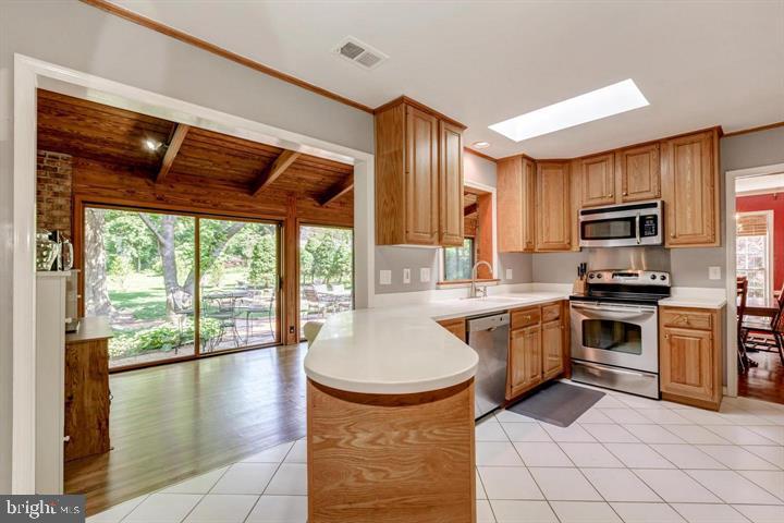 1214 Vinita Lane McLean, VA 22102 - Photo 6 of 20 Kitchen