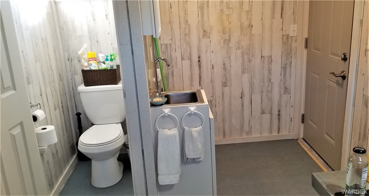 4550 Smoketree Road Golden Valley, AZ 86413 - Photo 14 of 38 a bathroom with a toilet and a sink