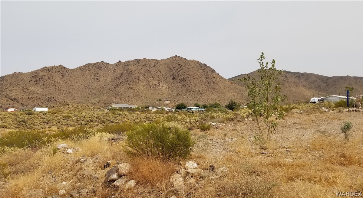 4550 Smoketree Road Golden Valley, AZ 86413 - Photo 31 of 38 a view of a dry field with mountains in the background