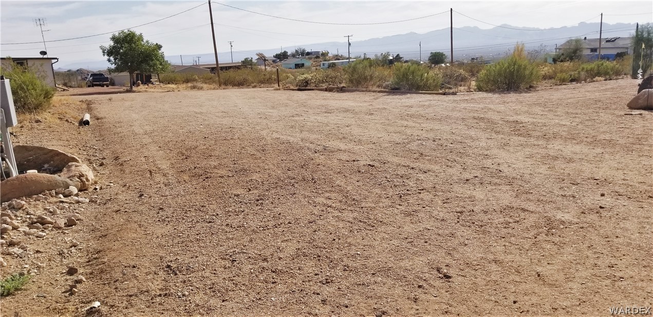 4550 Smoketree Road Golden Valley, AZ 86413 - Photo 33 of 38 a view of a dry yard with wooden fence