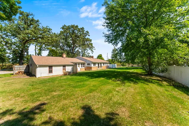 $2,700 | 4501 East Kuhn Road, Richmond, IL 60071