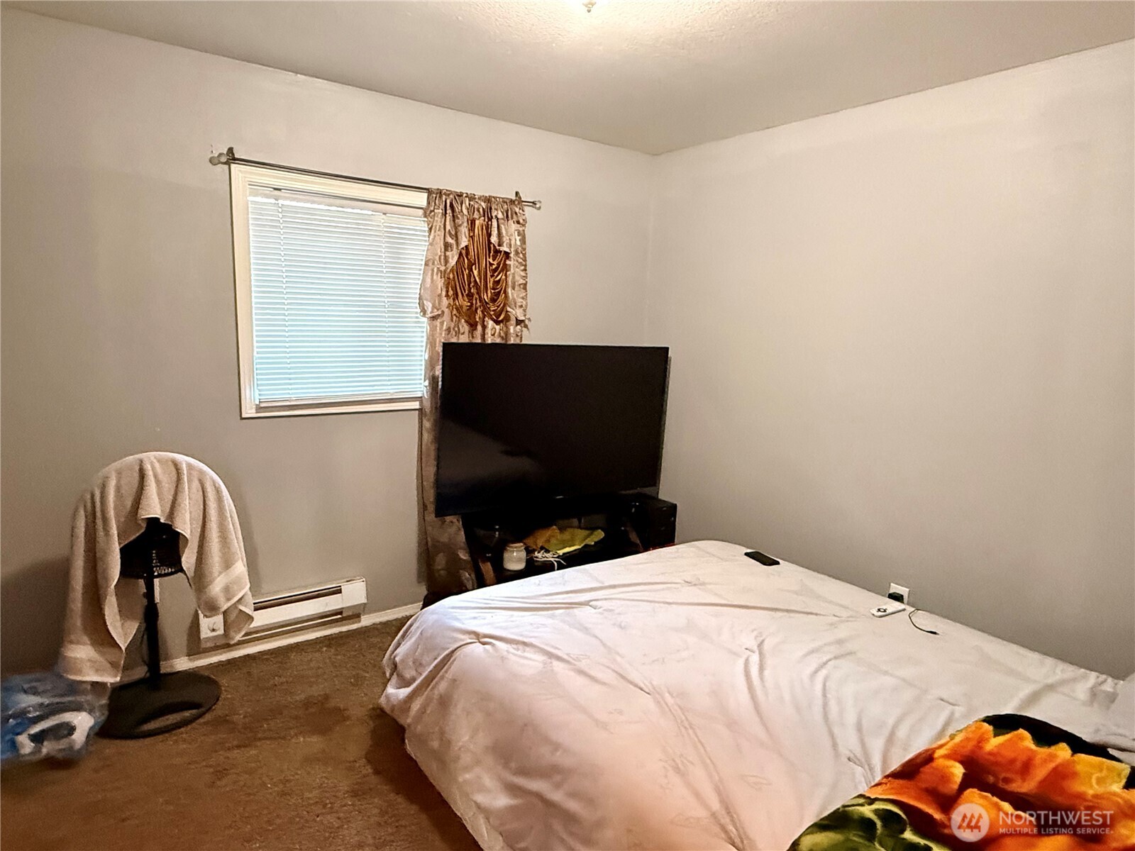 812 Ferry Street Wenatchee, WA 98801 - Photo 10 of 29 a bedroom with a bed and a chair