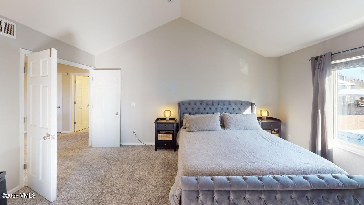 8958 South Forrest Drive Littleton, CO 80126 - Photo 14 of 27 a large bed in a white room