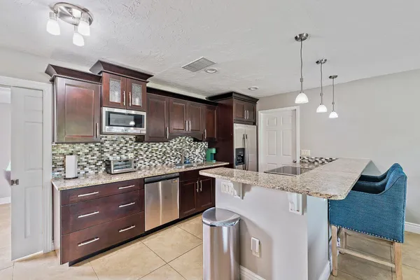 $2,800 | 5854 Southeast Orange Blossom Trail, Hobe Sound, FL 33455