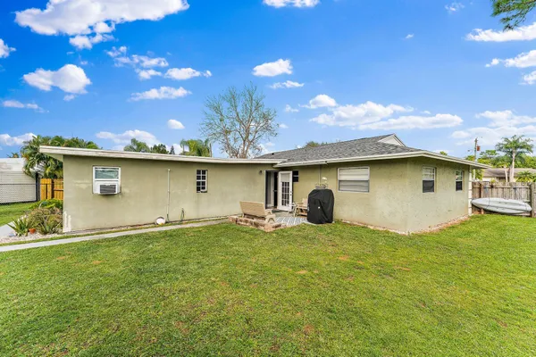 $2,800 | 5854 Southeast Orange Blossom Trail, Hobe Sound, FL 33455