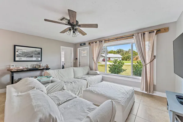 $2,800 | 5854 Southeast Orange Blossom Trail, Hobe Sound, FL 33455