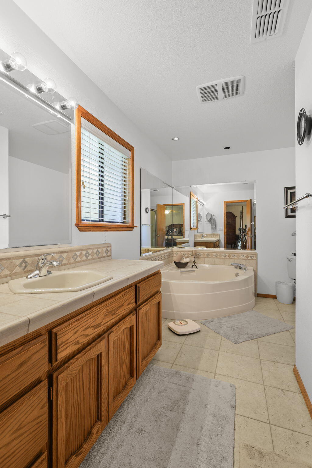 7501 Fiesta Way Redding, CA 96002 - Photo 38 of 66 65-web-or-mls-8Q0A0383