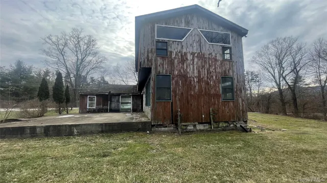 a house view with a backyard space