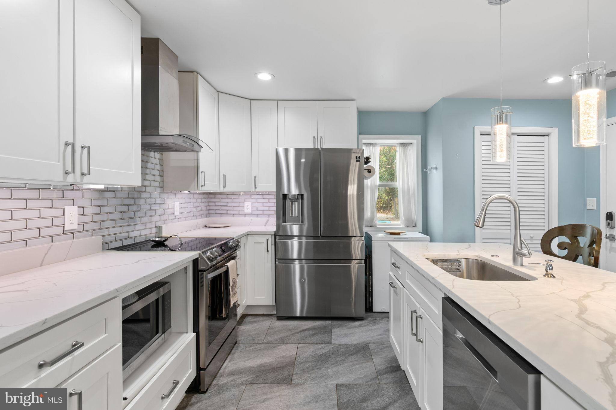 608 Blue Ridge Avenue Northeast Leesburg, VA 20176 - Photo 5 of 36 a kitchen with a sink stove and refrigerator