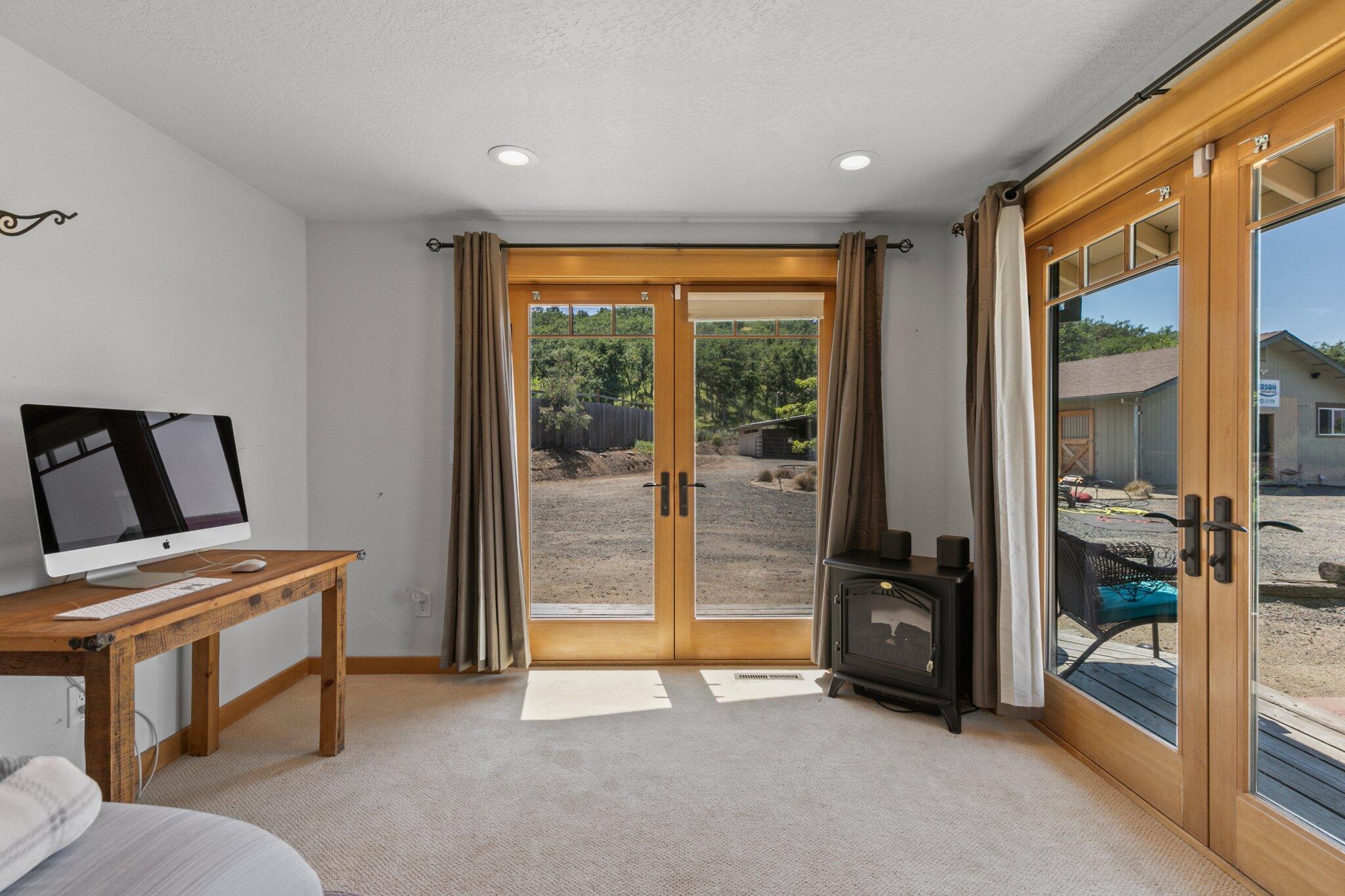 5299 Pioneer Road Medford, OR 97501 - Photo 21 of 40 32