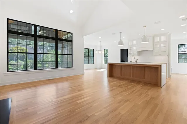 $1,500,000 | 4519 West 70th Street, Prairie Village, KS 66208