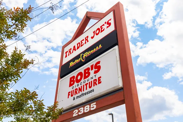 $1,295,000 | 700 Travis Avenue | New Springville