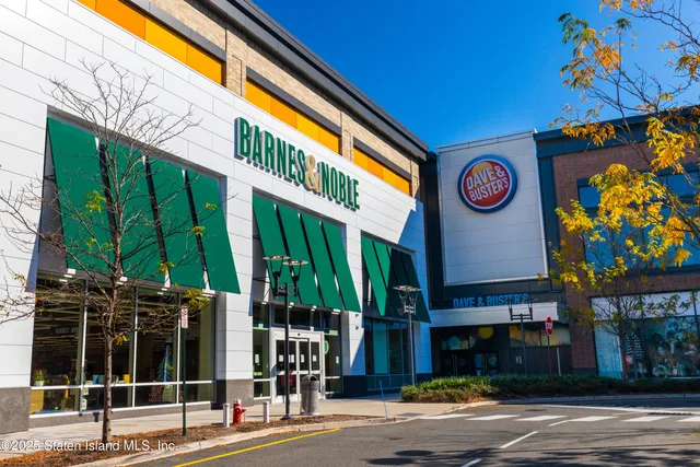 $1,295,000 | 700 Travis Avenue | New Springville