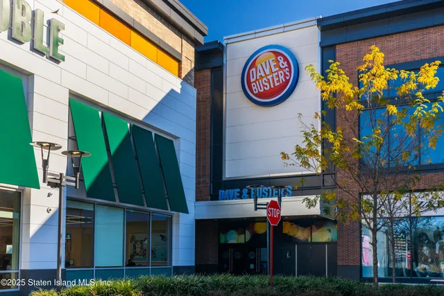 $1,295,000 | 700 Travis Avenue | New Springville