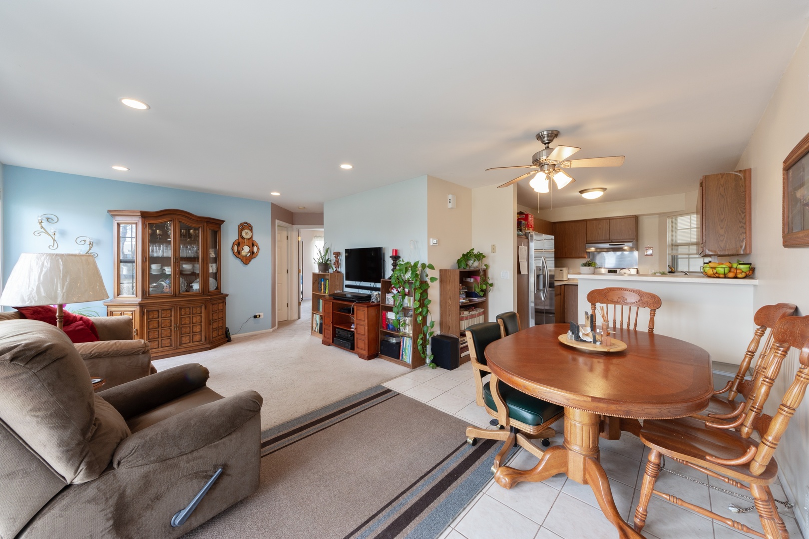 994 Ridgefield Lane, Unit 51 Wheeling, IL 60090 - Photo 3 of 10 a living room with furniture kitchen view and a dining table