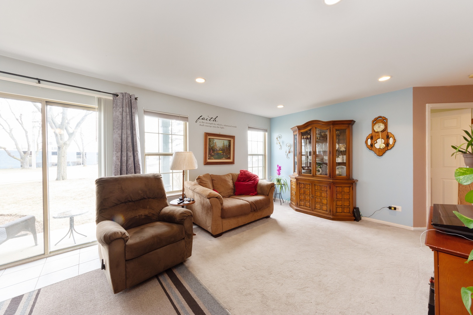 994 Ridgefield Lane, Unit 51 Wheeling, IL 60090 - Photo 4 of 10 a living room with furniture and a flat screen tv