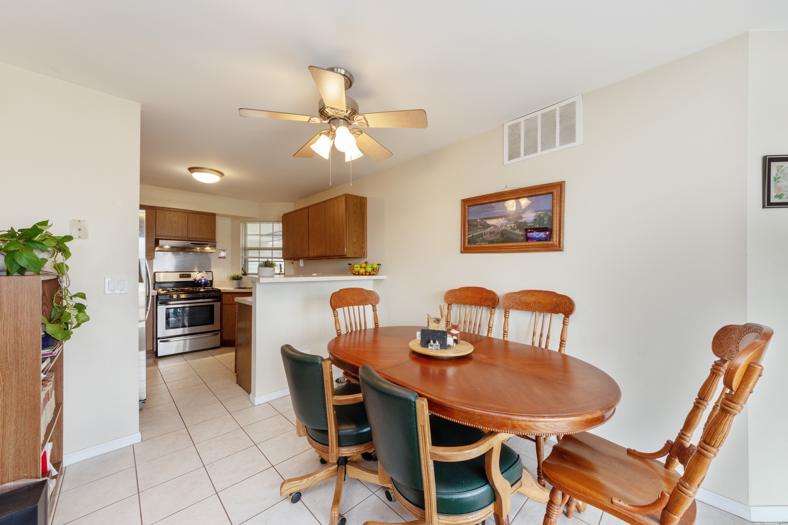 994 Ridgefield Lane, Unit 51 Wheeling, IL 60090 - Photo 5 of 10 a view of a dining room with furniture