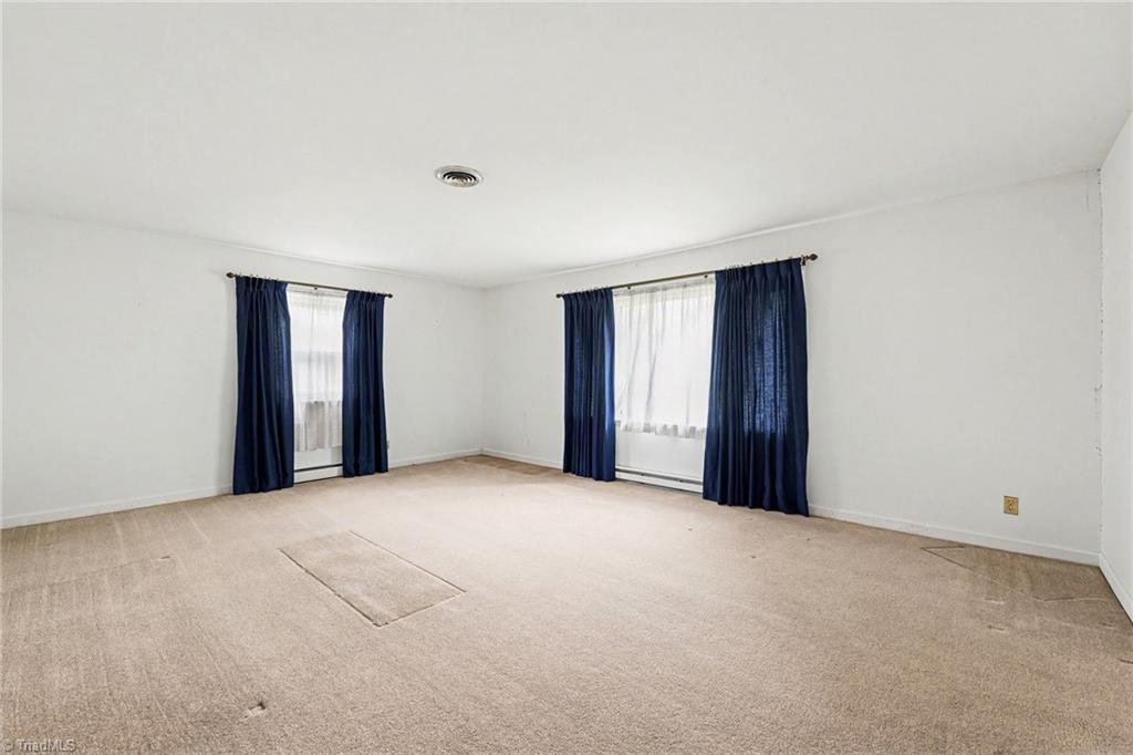 626 Kenneth Road Greensboro, NC 27455 - Photo 4 of 34 Gallery Image 4