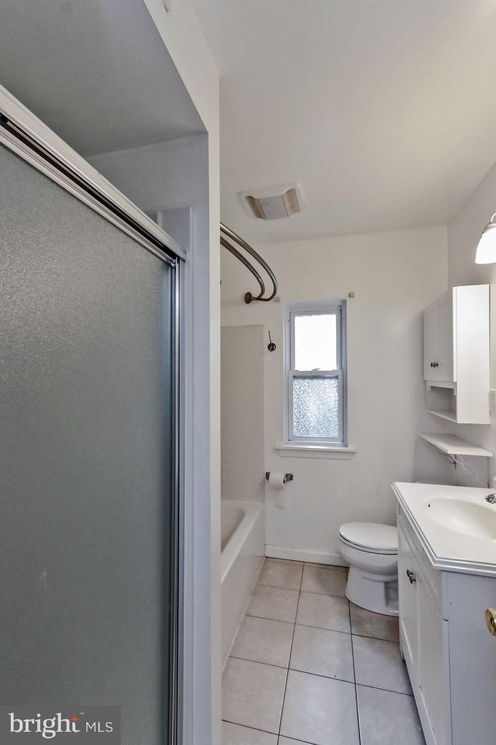 204 Lakeview Avenue Haddonfield, NJ 08033 - Photo 27 of 31 Updated full bath with separate tub & shower