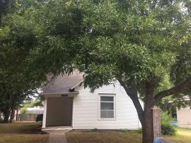 $110,000 | 805 Pine Street, Halstead, KS 67056