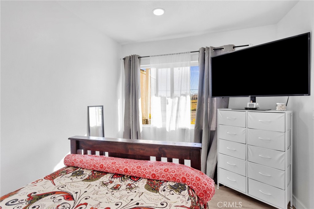 15109 Anacapa Road Victorville, CA 92392 - Photo 24 of 40 a bedroom with a bed and flat screen tv
