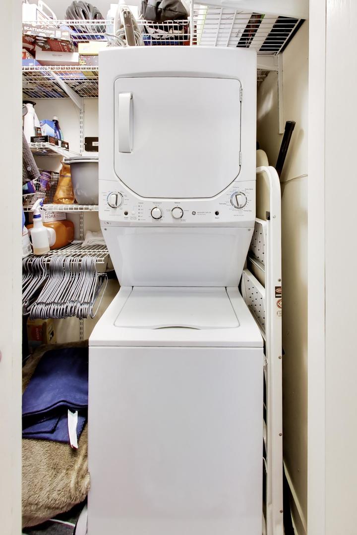 1050 West Hubbard Street, Unit 2F Chicago, IL 60642 - Photo 21 of 33 a utility room with dryer and washer