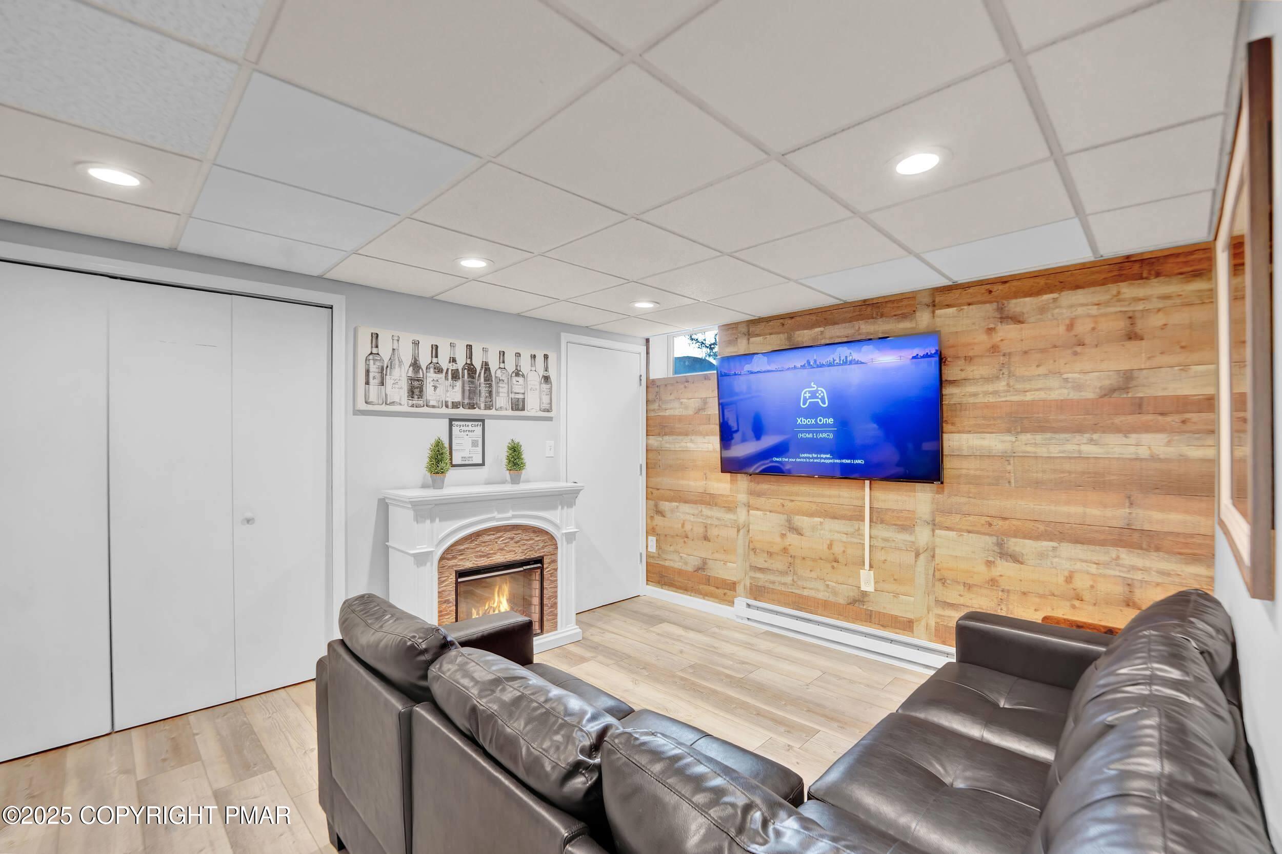 112 Maccauley Road Albrightsville, PA 18210 - Photo 34 of 76 a living room with furniture