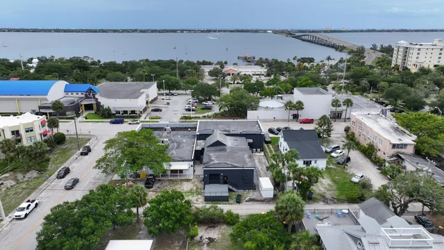 a view of a entrance door of the house