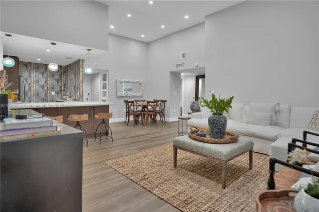 $2,950 | 5555 Collins Avenue, Unit 3E, Miami Beach, FL 33140