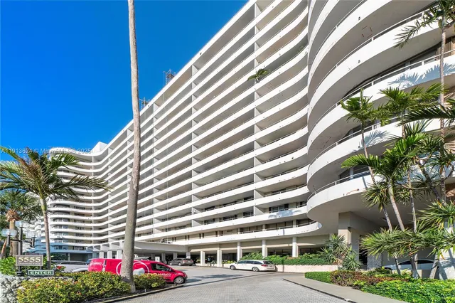 $2,950 | 5555 Collins Avenue, Unit 3E, Miami Beach, FL 33140