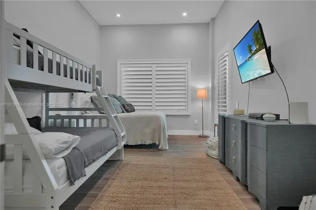 $2,950 | 5555 Collins Avenue, Unit 3E, Miami Beach, FL 33140