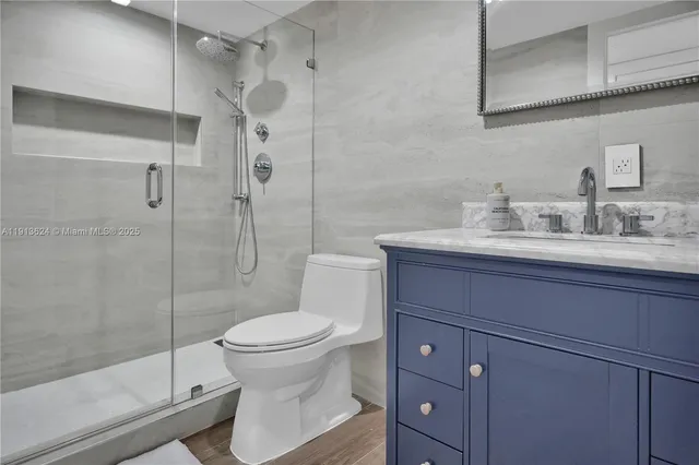 $2,950 | 5555 Collins Avenue, Unit 3E, Miami Beach, FL 33140