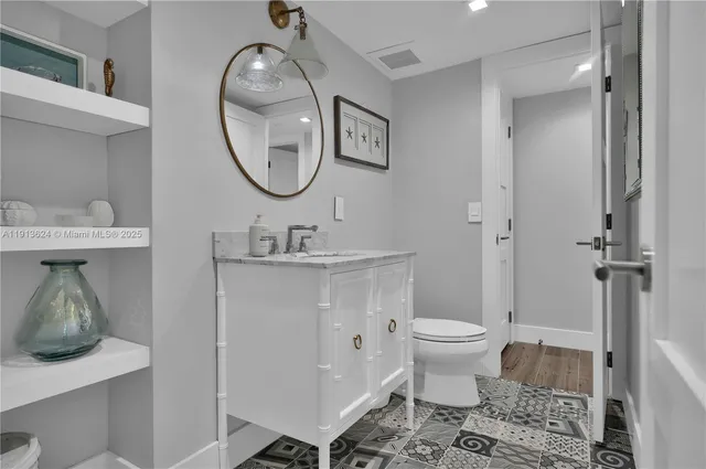 $2,950 | 5555 Collins Avenue, Unit 3E, Miami Beach, FL 33140